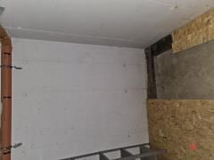 Sprzedam duże miejsce postojowe  z komórkę lokatorska