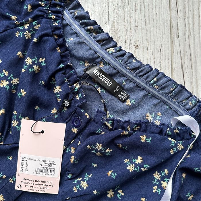 Długa granatowa sukienka midi z długim rękawem w kwiaty dekolt karo