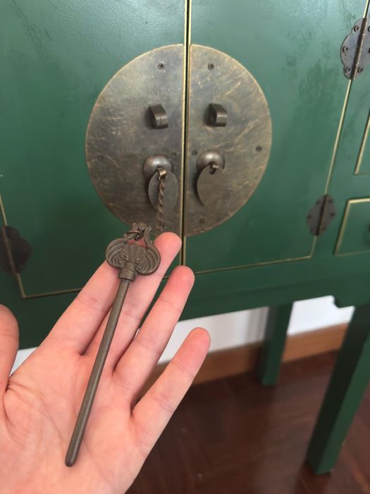 Consola de inspiração oriental