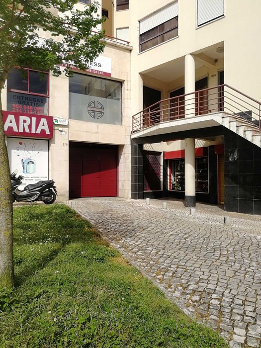 Aluga-se Garagem Box com 19m² , na Av. dos Bons Amigos - Cacém