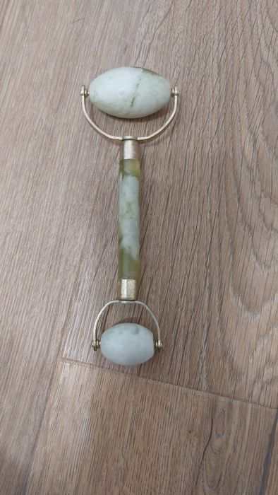 Roler z kamienia do twarzy