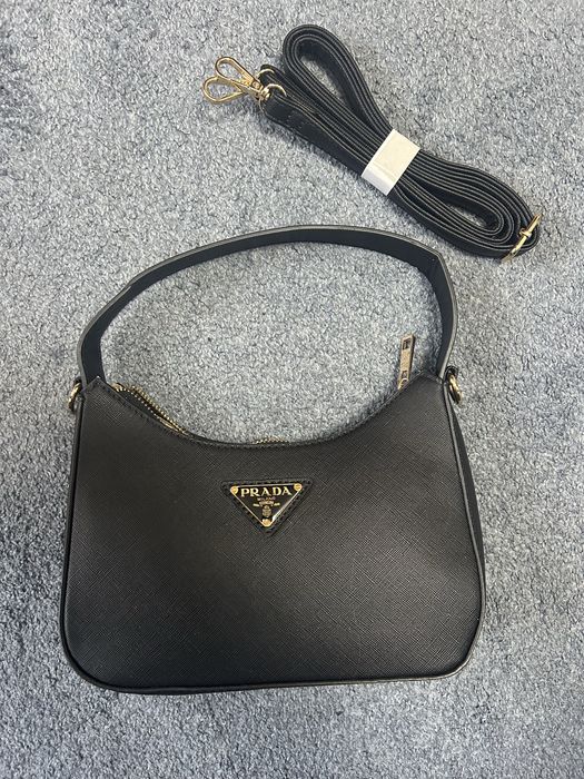 Torebka Prada mała czarna ze złotymi elementami, prezent na święta