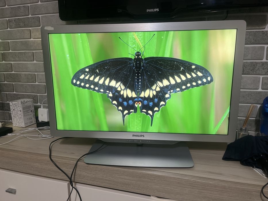 Телевізор Philips 32PFL7476H/12 Ambilight