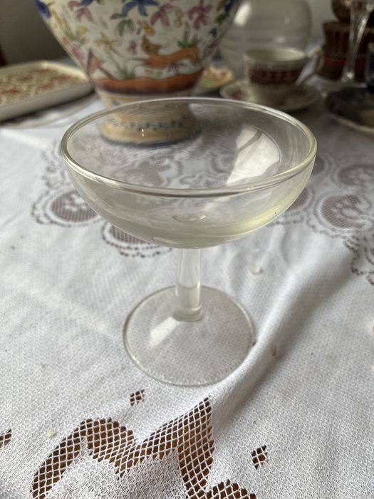 11 taças antigas em vidro, modelo "Coupe" (boca larga).