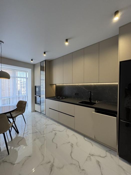 2к з дизайнерським ремонтом в самому центрі міста