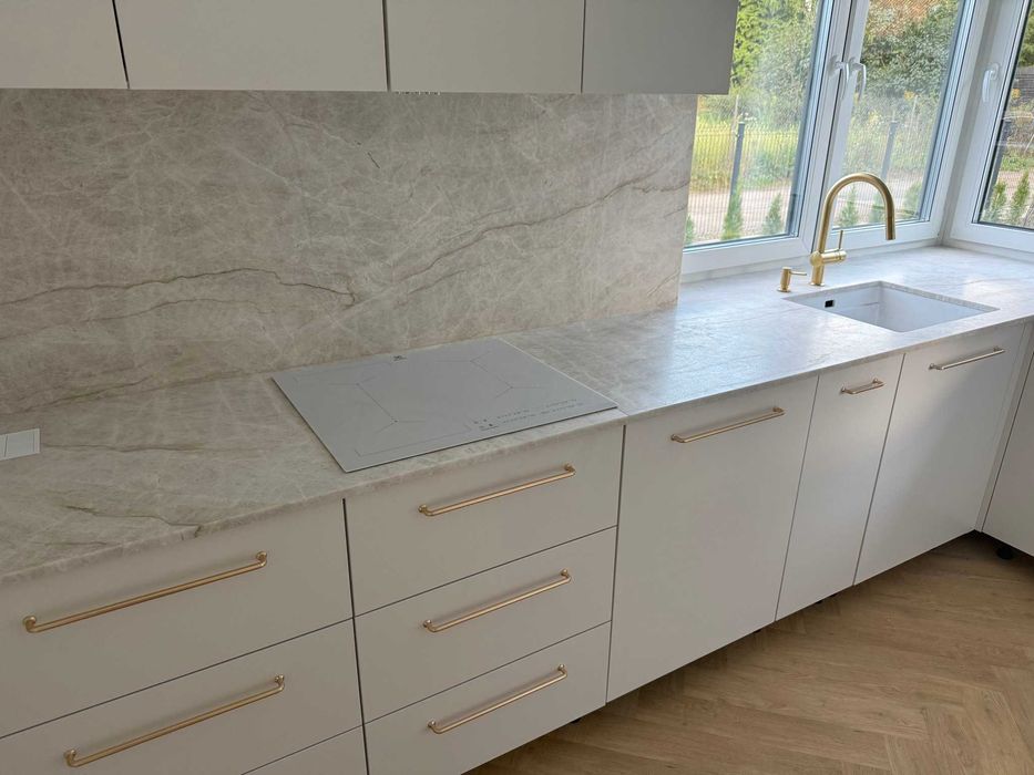 Blaty kamienne, kwarc naturalny, konglomerat, granit, spiek kwarcowy.