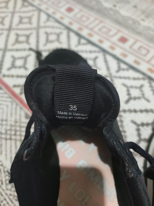 Tênis pretos Bimba y Lola