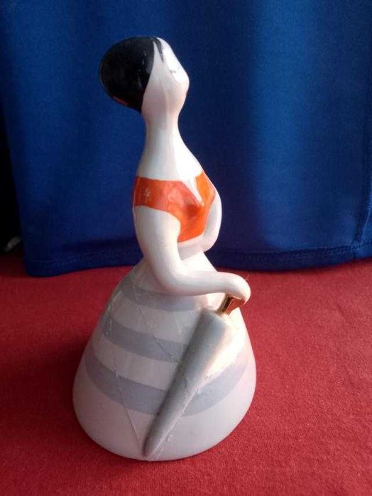 Фарфоровая статуэтка Девушка с зонтиком. СССР