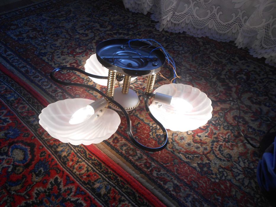 Люстра рабочая на 3 лампы отличное состояние