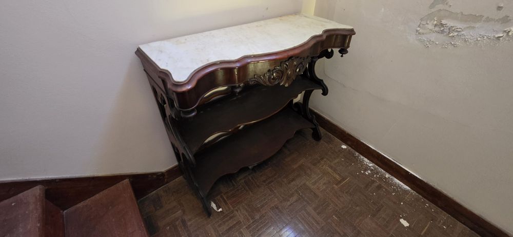 Consola antiga com tampo em pedra
