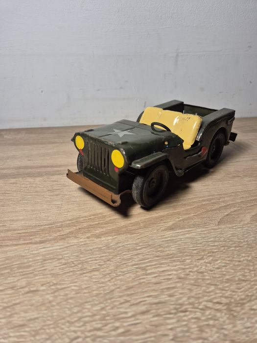 Blaszana zabawka, stare autko,  model Jeepa, lata 70