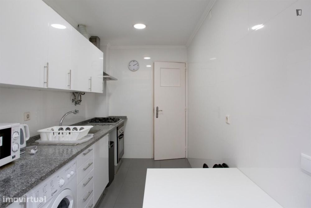 Quarto - localizado em Benfica Lisbon