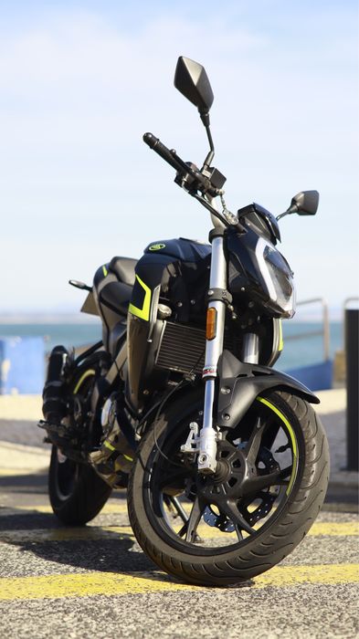 Keeway RKF escape Akrapovic e pneus Michelin Pilot Street