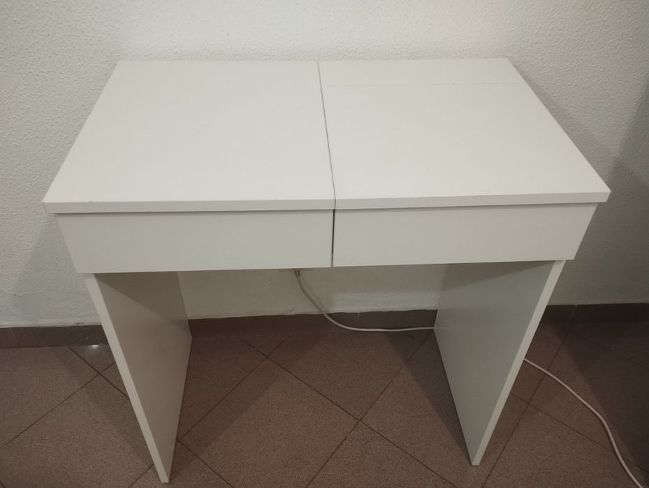 Mesa com cadeira