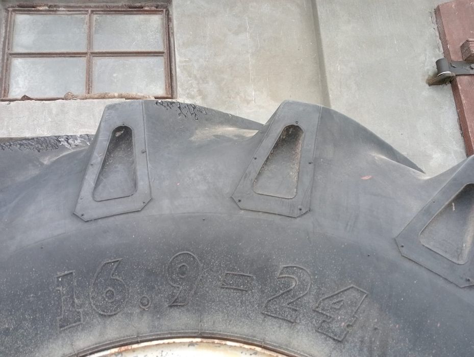 Koła opony BKT 16.9-24 felgi 6 otworów Fahr Claas
Koła opony BKT 16.9-