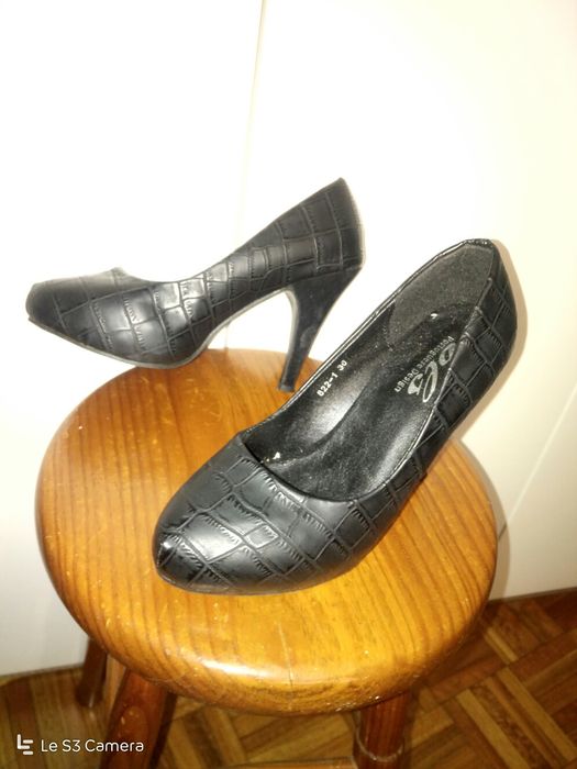 Sapatos pretos, saltos alto, pele,made Portugal,como novos!