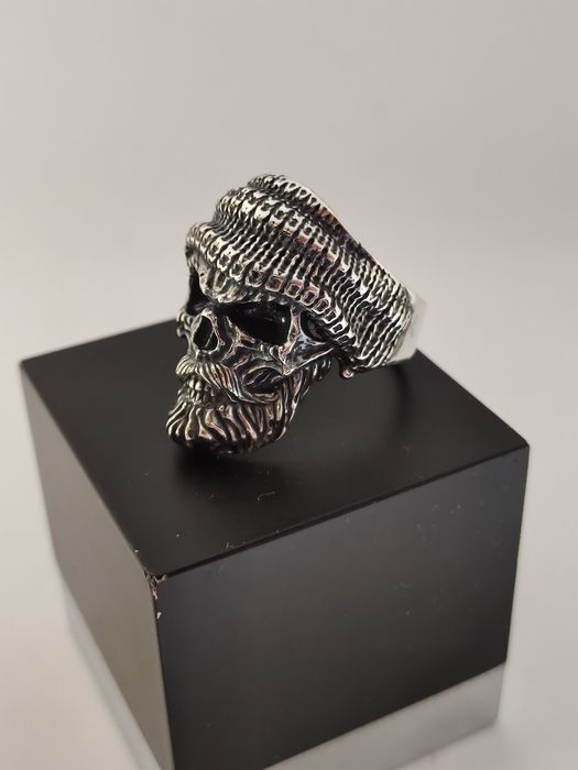 Серебряное кольцо череп