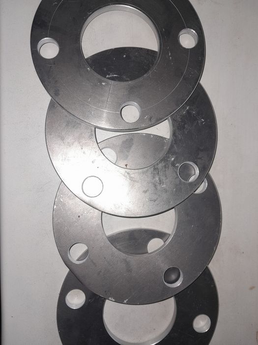 Проставки на колеса автомобіля