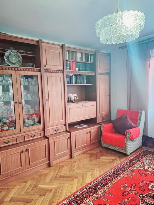 Здаються кімнати  у чотирикімнатній квартирі.