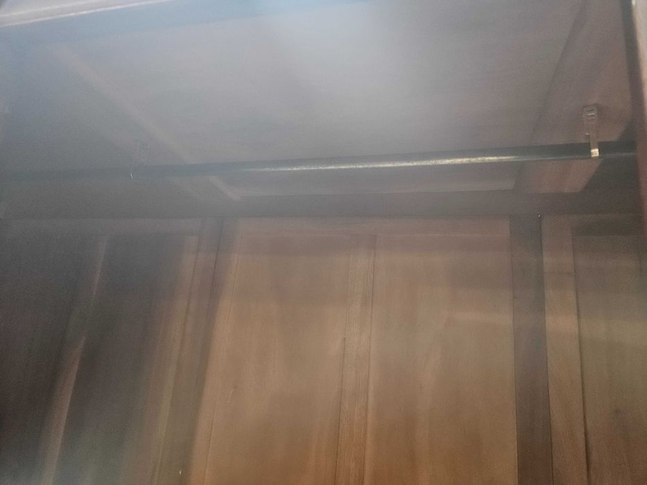 Roupeiro de três portas em madeira trabalhada - Com chave e espelho - óptimo estado geral