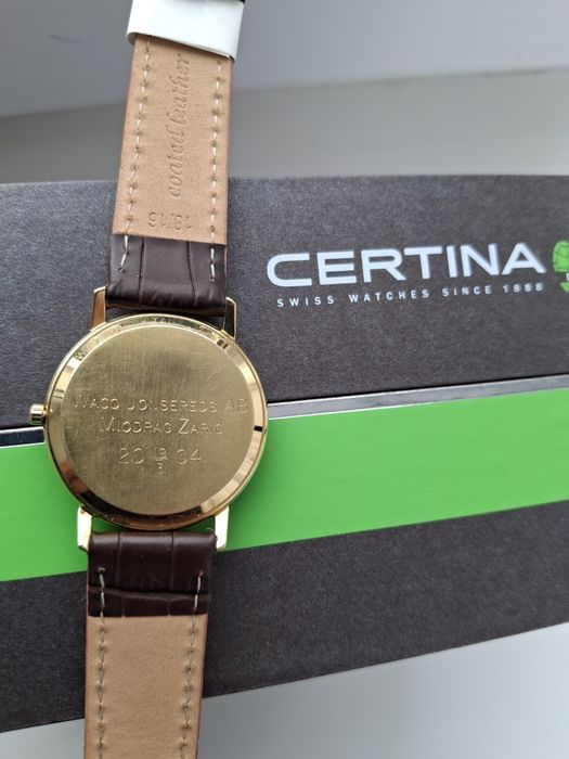 Золотий годинник марки Certina.