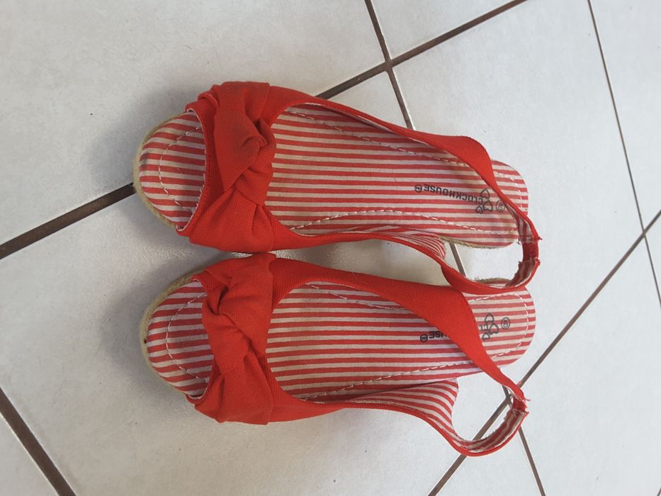 Sandały na koturnie