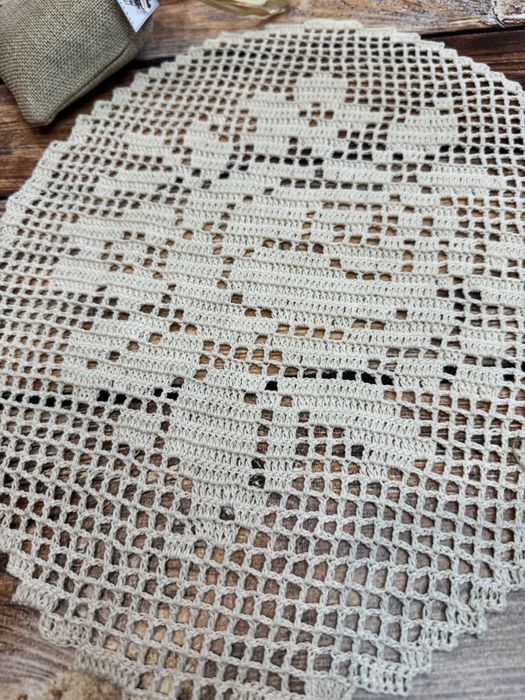 Handmade - owalna, biała serwetka