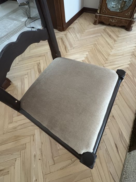 Stół z krzesłami do jadalni salonu antyk po renowacji