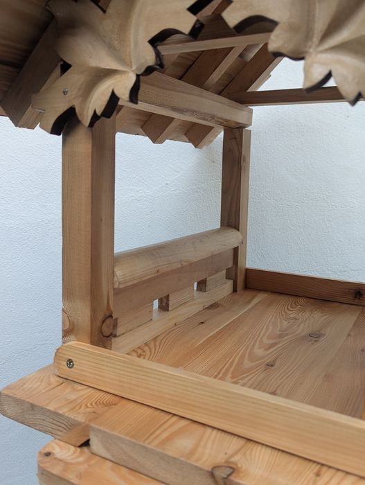 Ręcznie wykonany karmnik dla ptaków