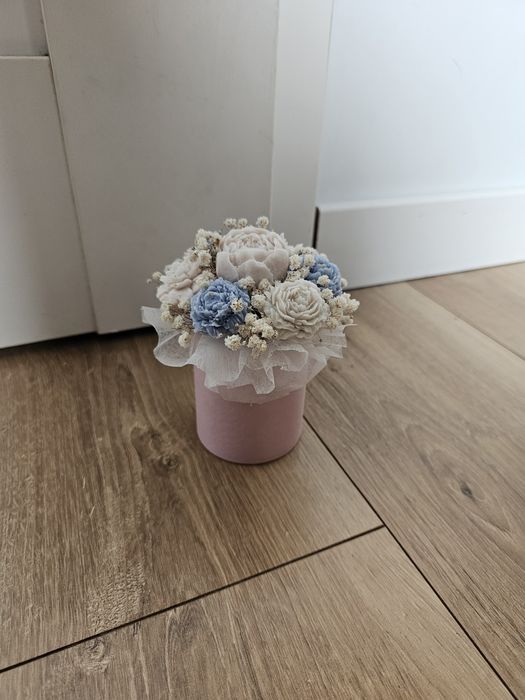 Mini flowerbox ze świec sojowych bukiet kwiatów woski upominek