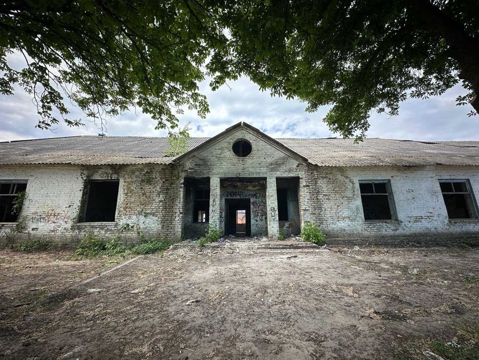 Продаж приміщення 954 м.кв. під реконструкцію в житловий будинок на ділянці 25 соток, м.Васильків вул.Гончарна