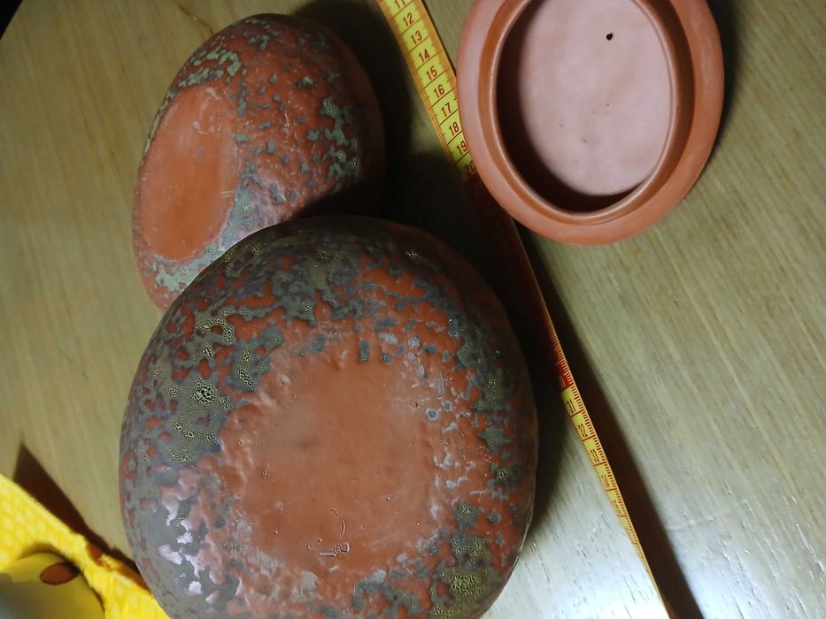 2 peças decorativas, uma tem tampa (talvez seja barro)