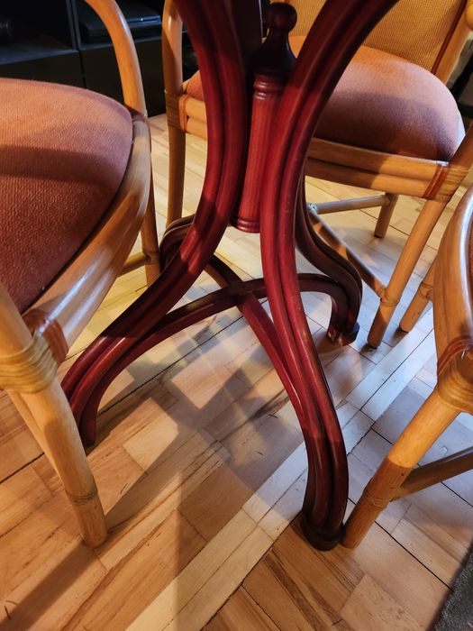 Sprzedam 4 krzesła oraz stół