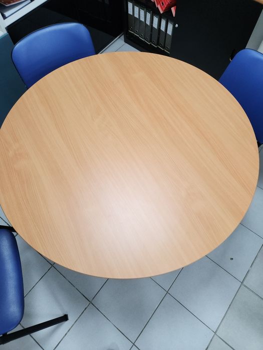 Mesa de reuniões redonda + cadeiras