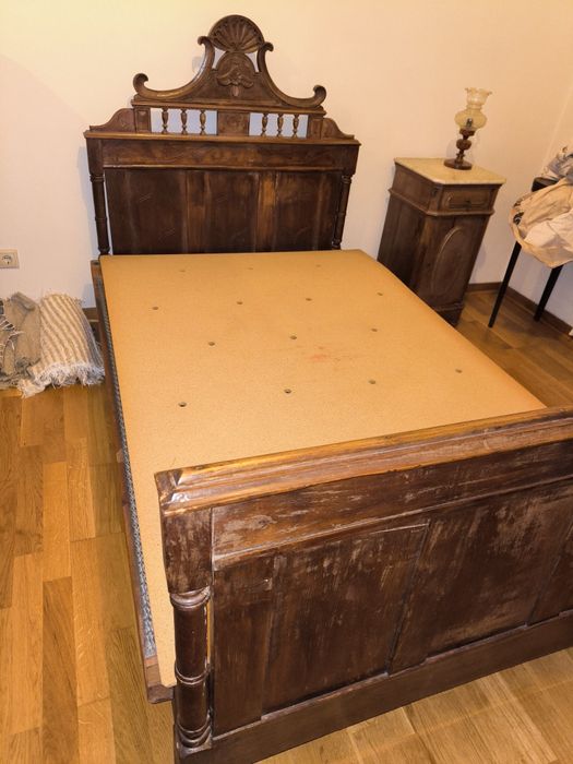 Conjunto Cama Antiga + Mesa de Cabeceira em Madeira e Mármore