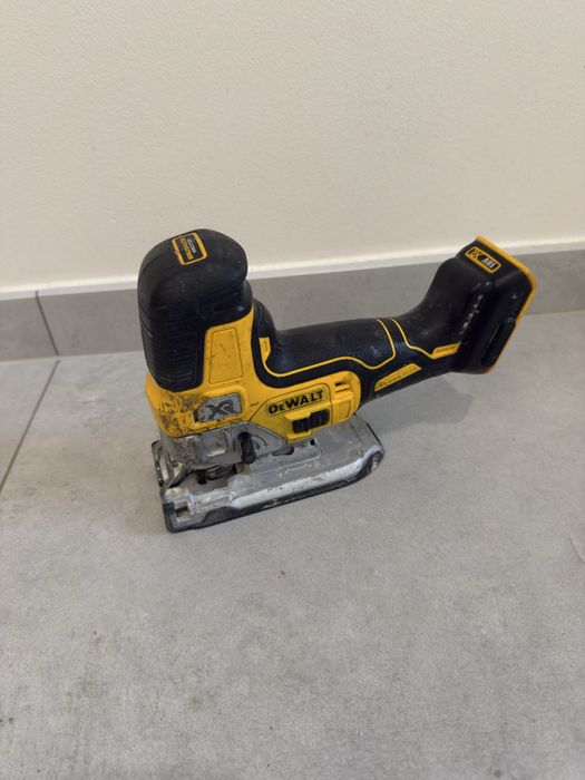 Wyrzynarka DeWalt DCS335