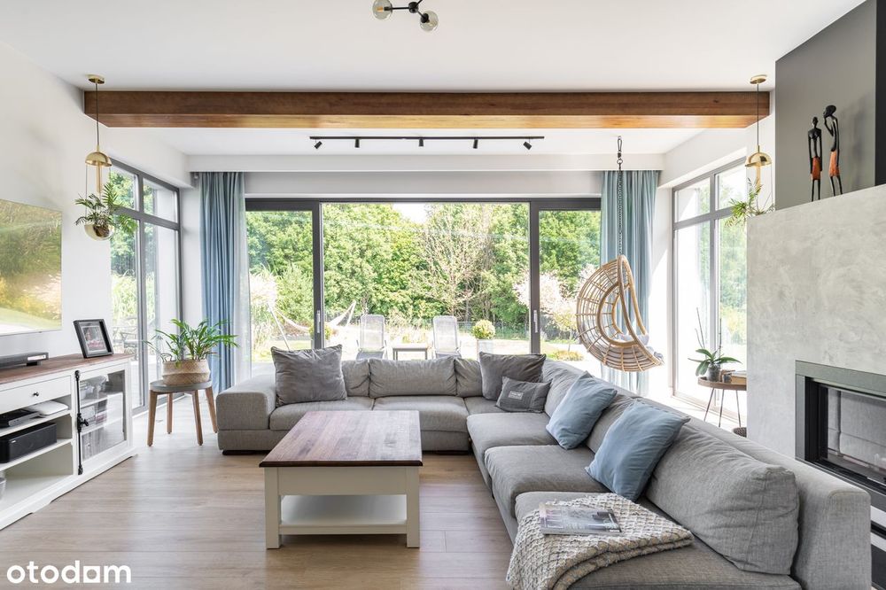 Nowoczesny dom z panoramicznymi oknami i prywatną furtką do lasu