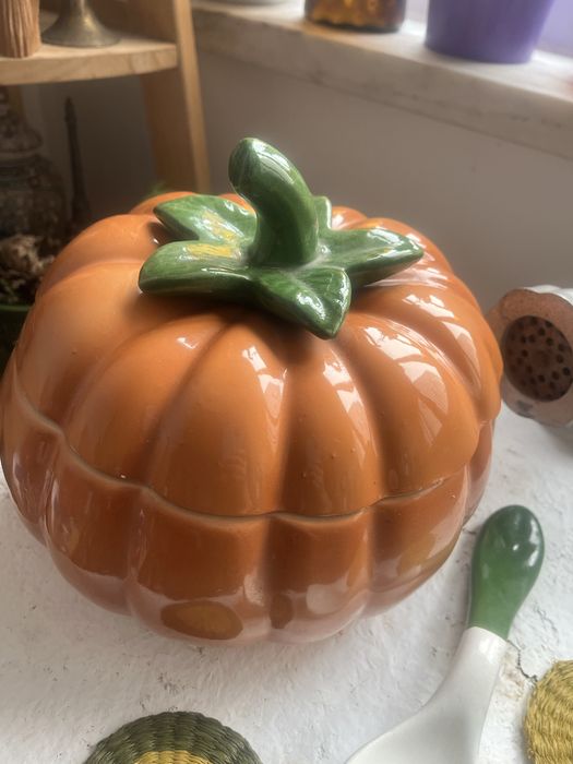 Tigela de abóbora em cerâmica com tampa e colher