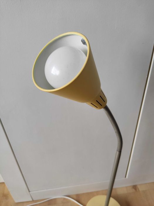 Żółta lampka biurkowa z Ikei