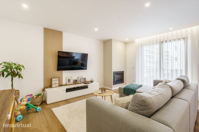 Apartamento T3 Semi-novo com Varandas em Real, Braga