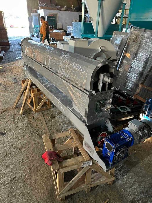 Шнековий транспортер у коробі. Гвинтовий конвеєр. Шнек у жолобі