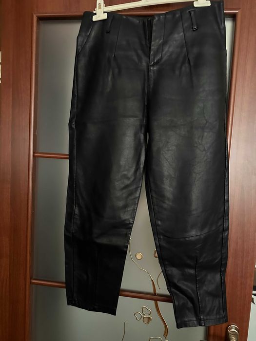 Продам черные брюки кожзам  -M-L