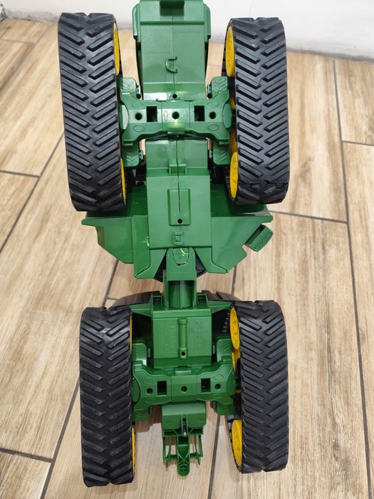 John Deere na gąsienicach Bruder