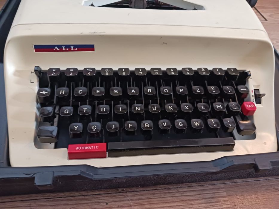 Máquina de escrever antiga automática64752261431937122