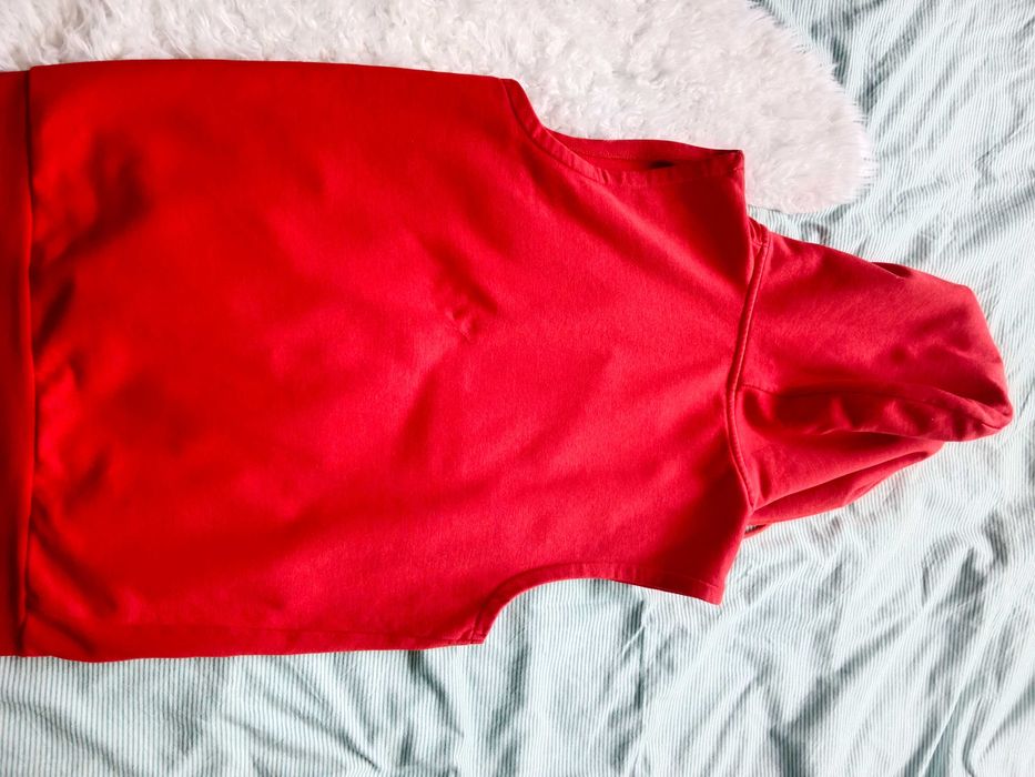 Czerwony bezrękawnik z kapturem