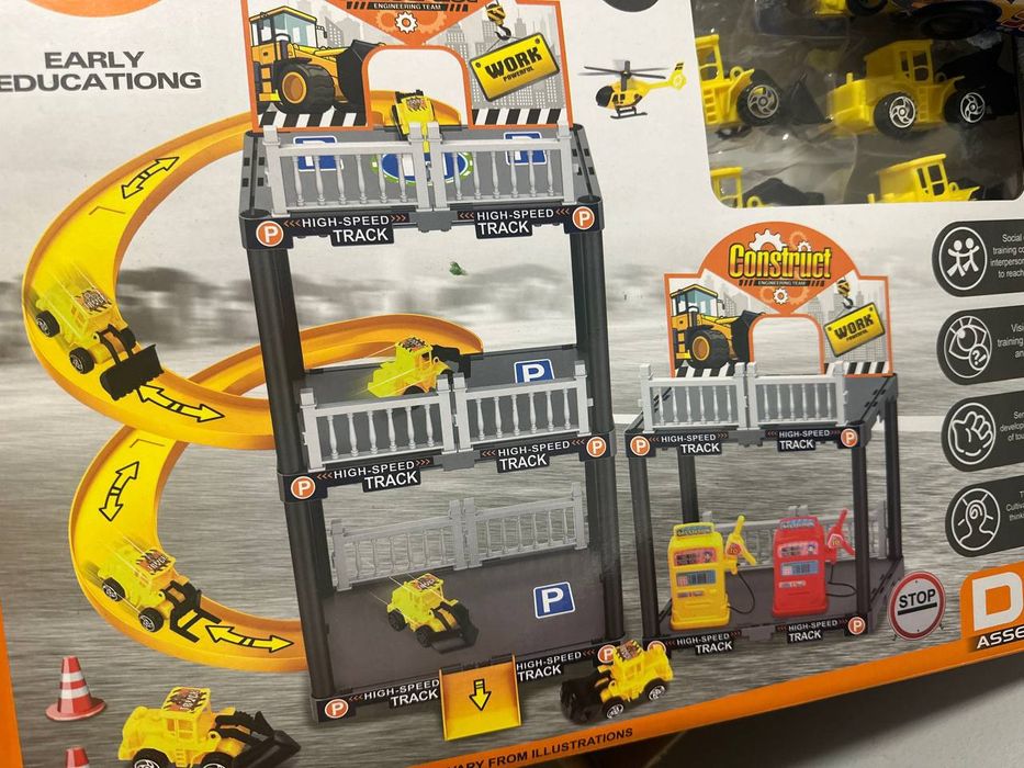 Детский гараж с горками для спуска