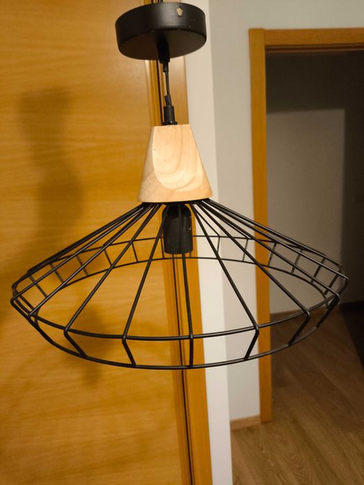 Candeeiro Estilo Industrial com Detalhe em Madeira