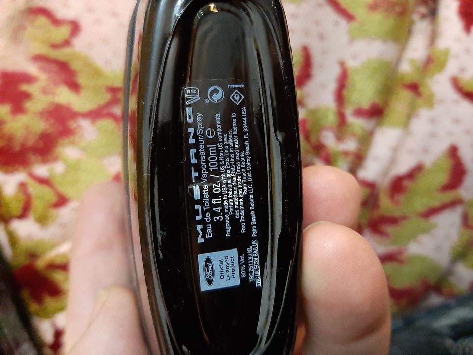 EA DE TOILETE Mustang for men black and Green.