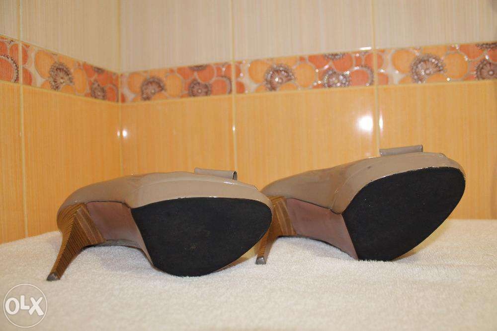 Туфли из лаковой кожи, бежевые, 39 р.