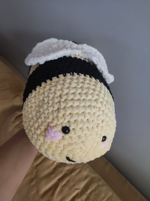 Duża żółta pszczółka zrobiona na szydełku diy handmade